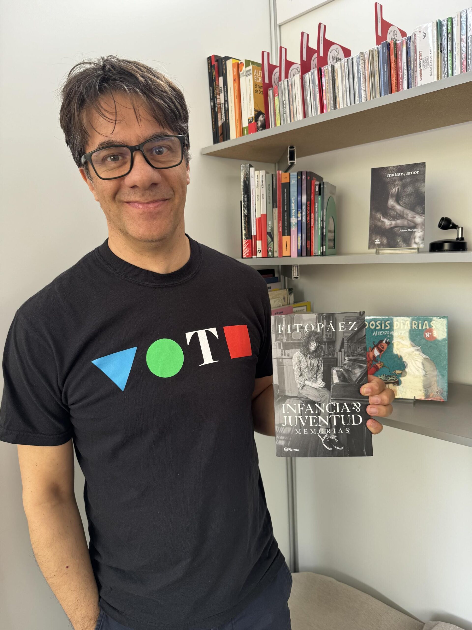 Jorge Espinosa muestra un libro sobre el músico argentino Fito Páez.